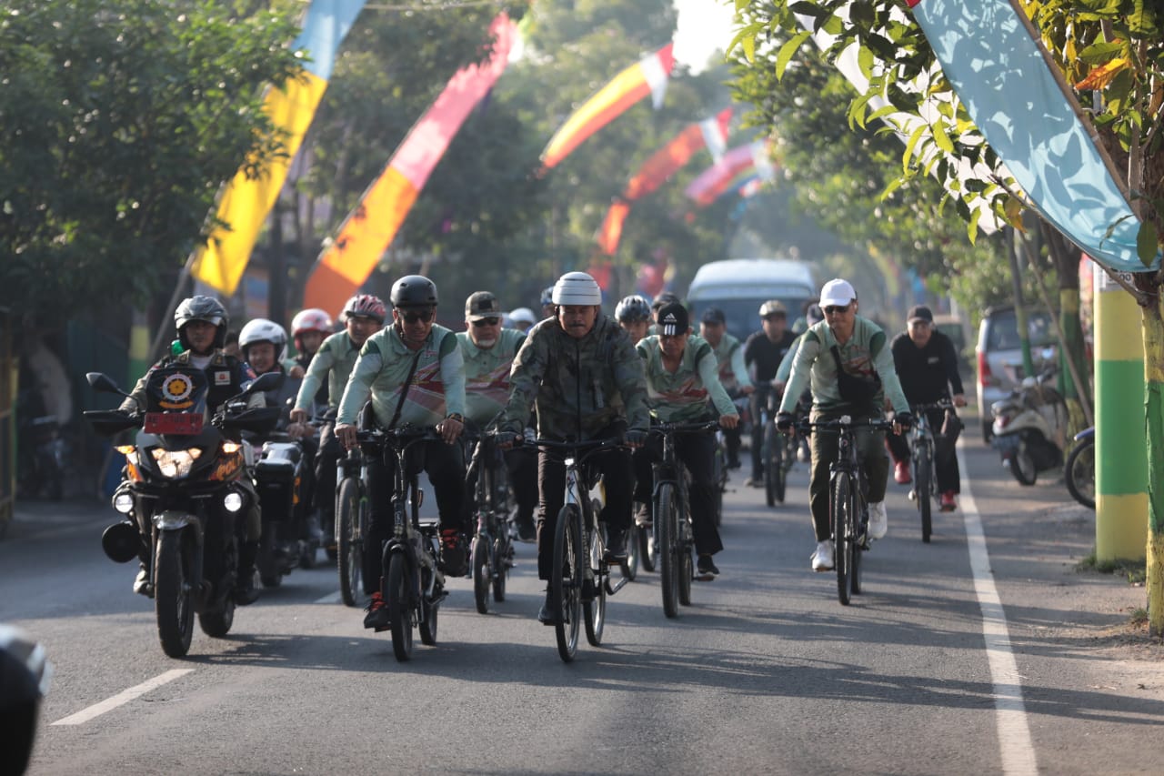 Foto 11 dari 16: Gowes Kecamatan Taman, Wali Kota Cek Pembangunan Hingga Ke Gang Kecil