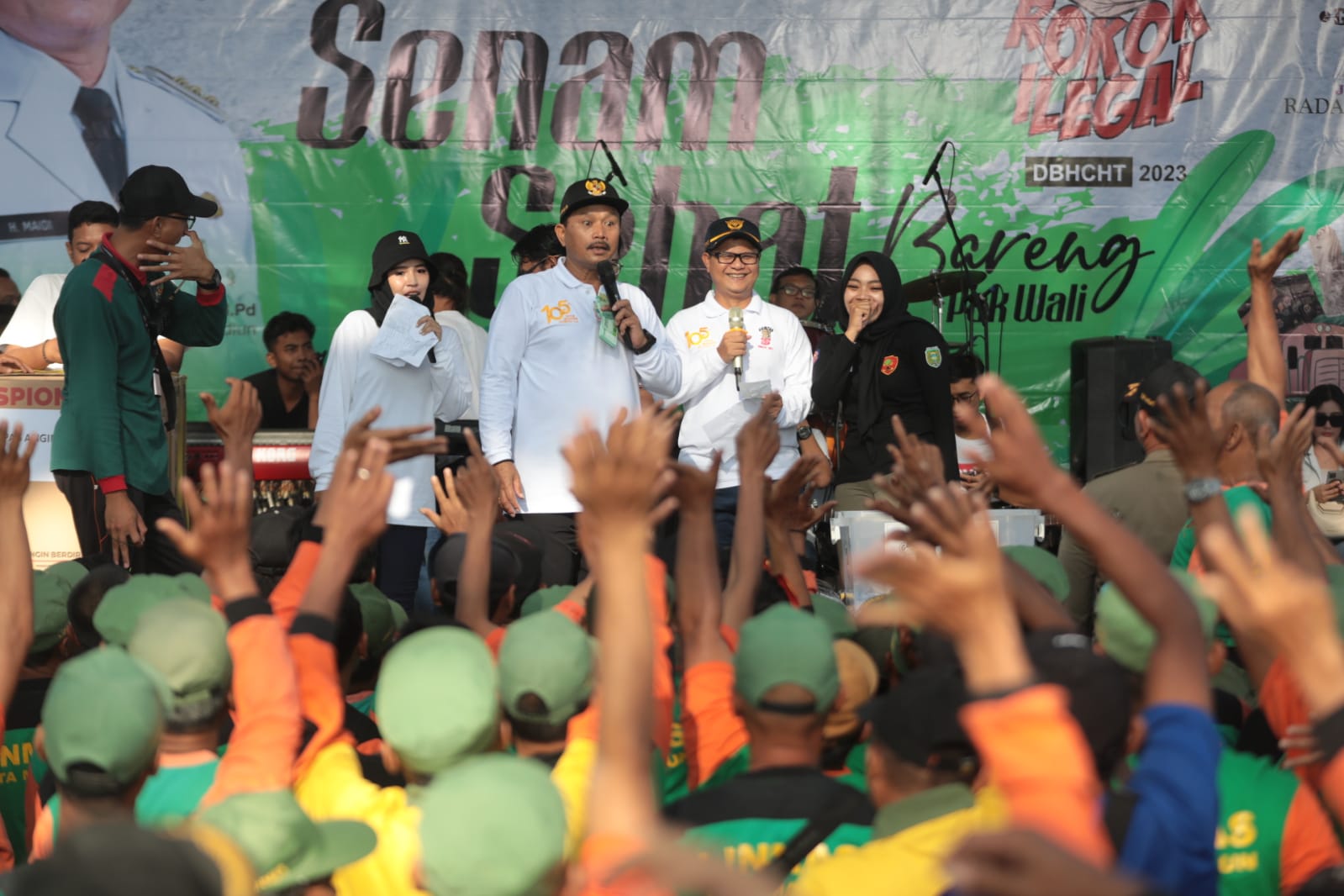 Foto 5 dari 11: Gelar Senam Bersama Satlinmas, Wali Kota : Satlinmas Harus Sehat