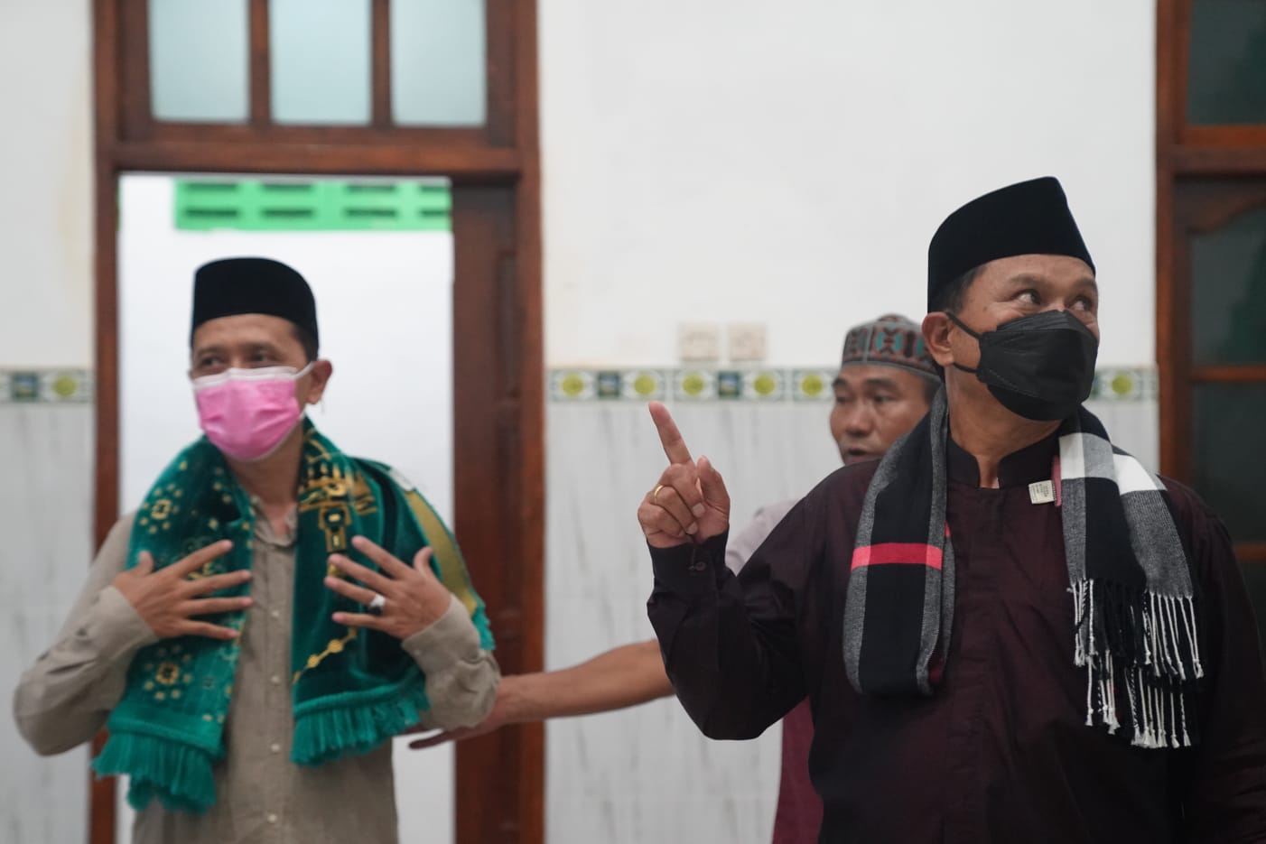 Foto 9 dari 10: Salat Isya di Musala Nur Hidayah Kelurahan Banjarejo, Wali Kota Pesan Jaga Kesehatan Lingkungan