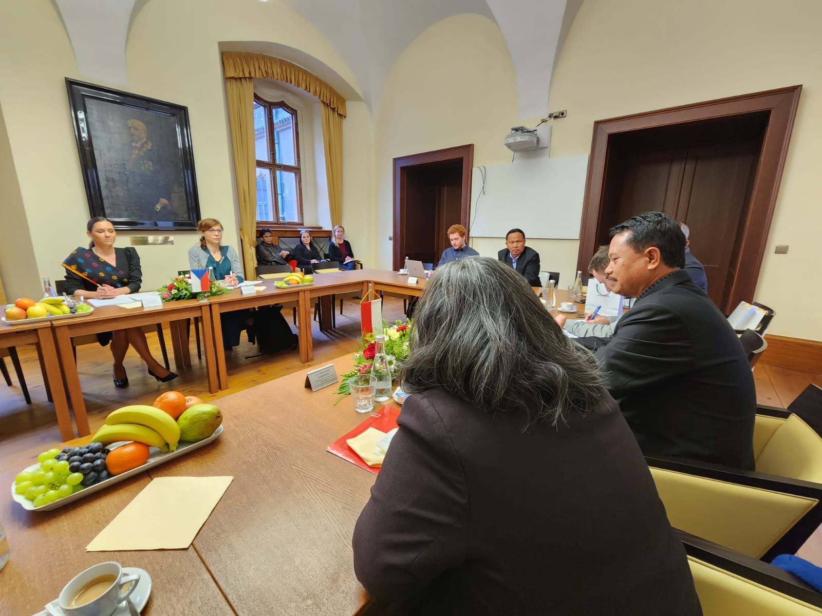 Foto 6 dari 7: Pertemuan Bilateral, Wakil Wali Kota Plzen-Wali Kota Maidi Sepakat Jalin Kerja Sama Pendidikan dan Pariwisata
