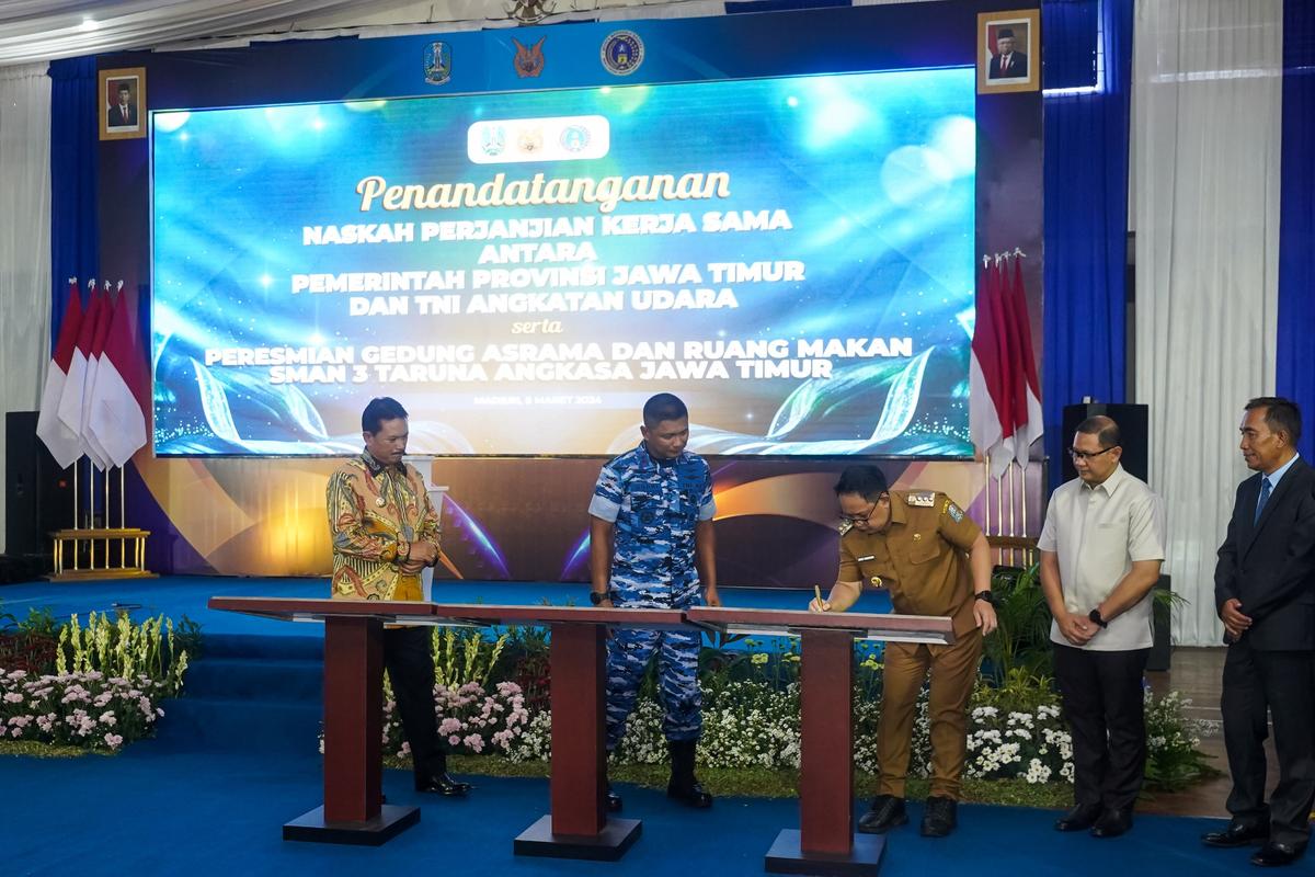 Foto 7 dari 9: Wali Kota Beri Apresiasi Penandatanganan Perjanjian Kerjasama Pemrov Jatim dan TNI AU