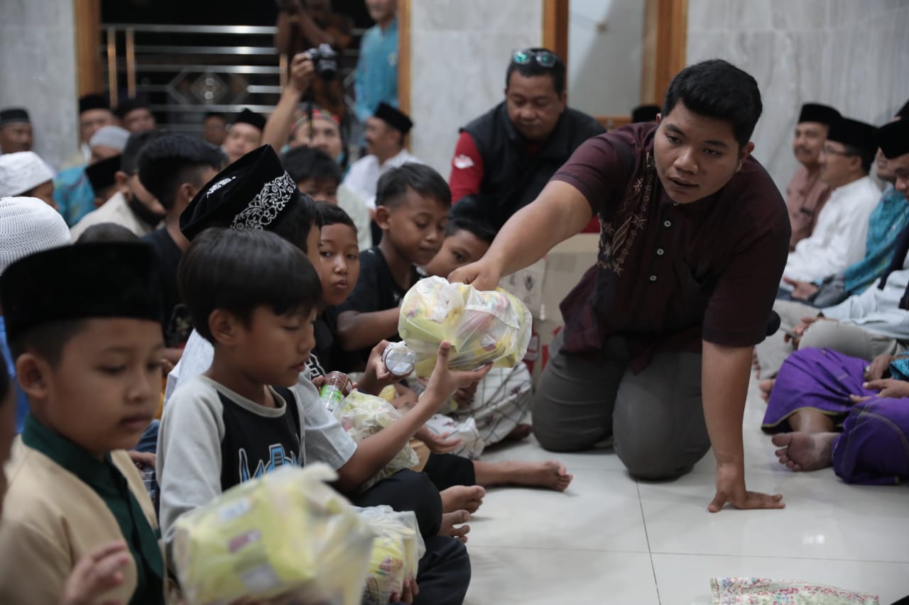 Foto 11 dari 11: Salat Isya di Masjid Al-A’raaf Janursari Kelurahan Manisrejo, Wali Kota Salurkan Bantuan Sekaligus Sampaikan Progres Pembangunan