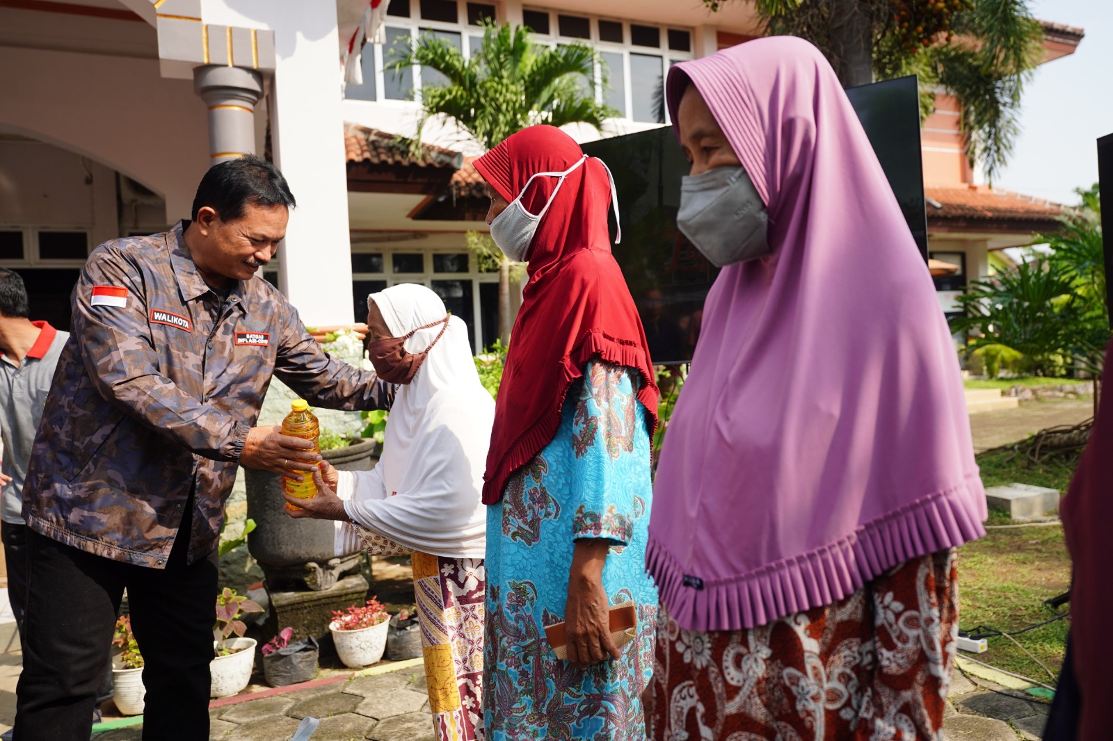 Foto 7 dari 10: Bertemu Warga di Kecamatan Manguharjo, Wali Kota: Kalau Ada Kesulitan Lapor ke Saya