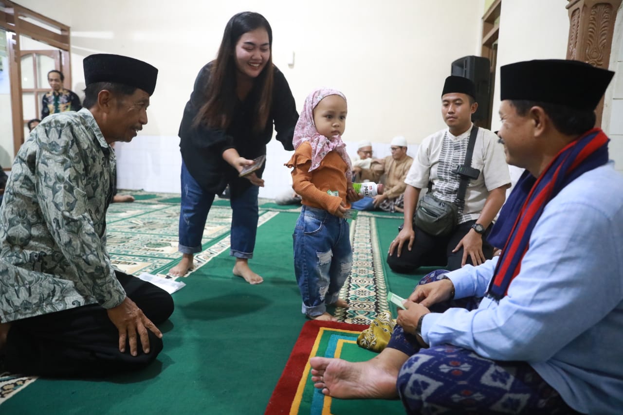 Foto 8 dari 14: Salat Isya di Musala Nurul Badiah, Wali Kota Silaturahmi Hingga Beri Bantuan ke Warga