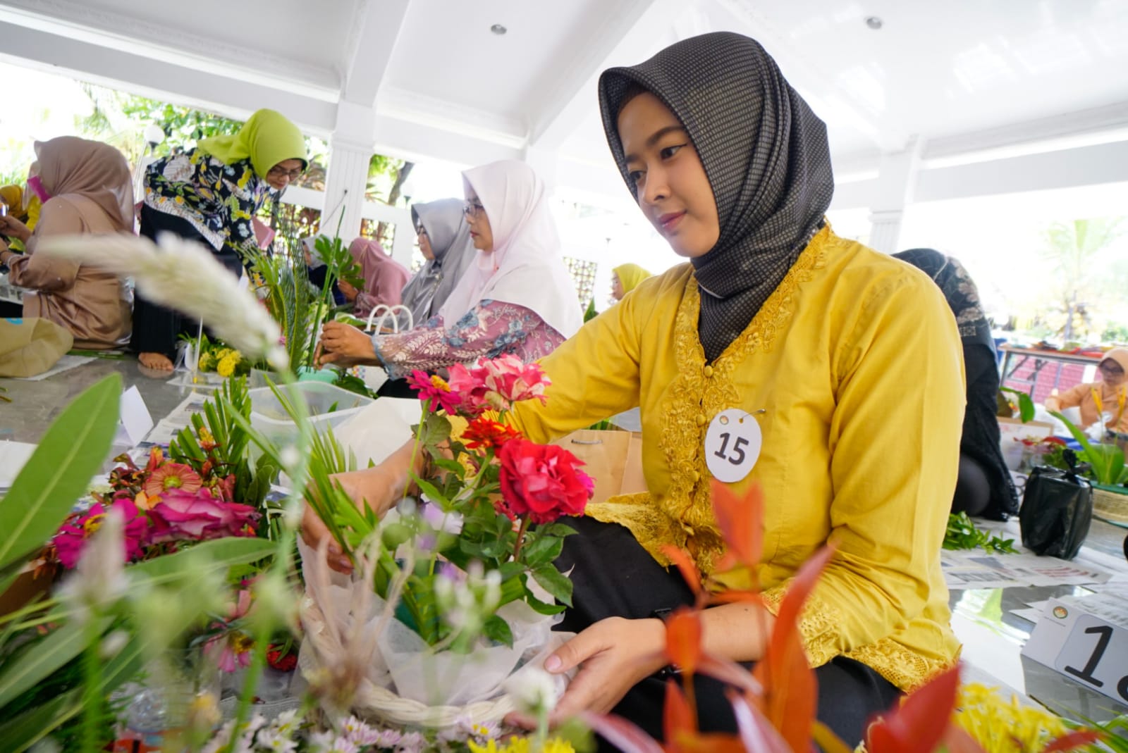 Foto 8 dari 11: Adu Keterampilan, Anggota DWP Kota Madiun Ikuti Lomba Merangkai Bunga Kebun