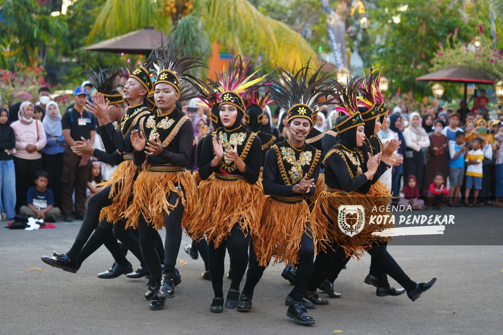 Foto 7 dari 8: Tari Kecak Hingga Ogoh-ogoh Bali Unjuk Kebolehan Dalam Parade Senja