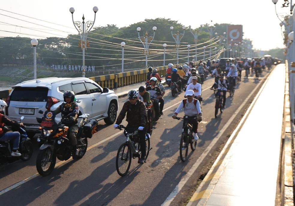 Foto 6 dari 7: Beri Pembinaan Pejabat Pemda Usai Gowes Bersama, Wali Kota Pesan Jaga Kesehatan Agar Pelayanan Makin Prima