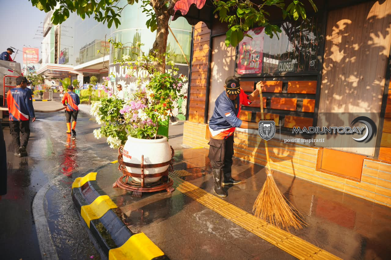 Foto 6 dari 14: Tak Sekadar Imbauan, Plt Wali Kota Turun Langsung Bersihkan Kawasan Pahlawan