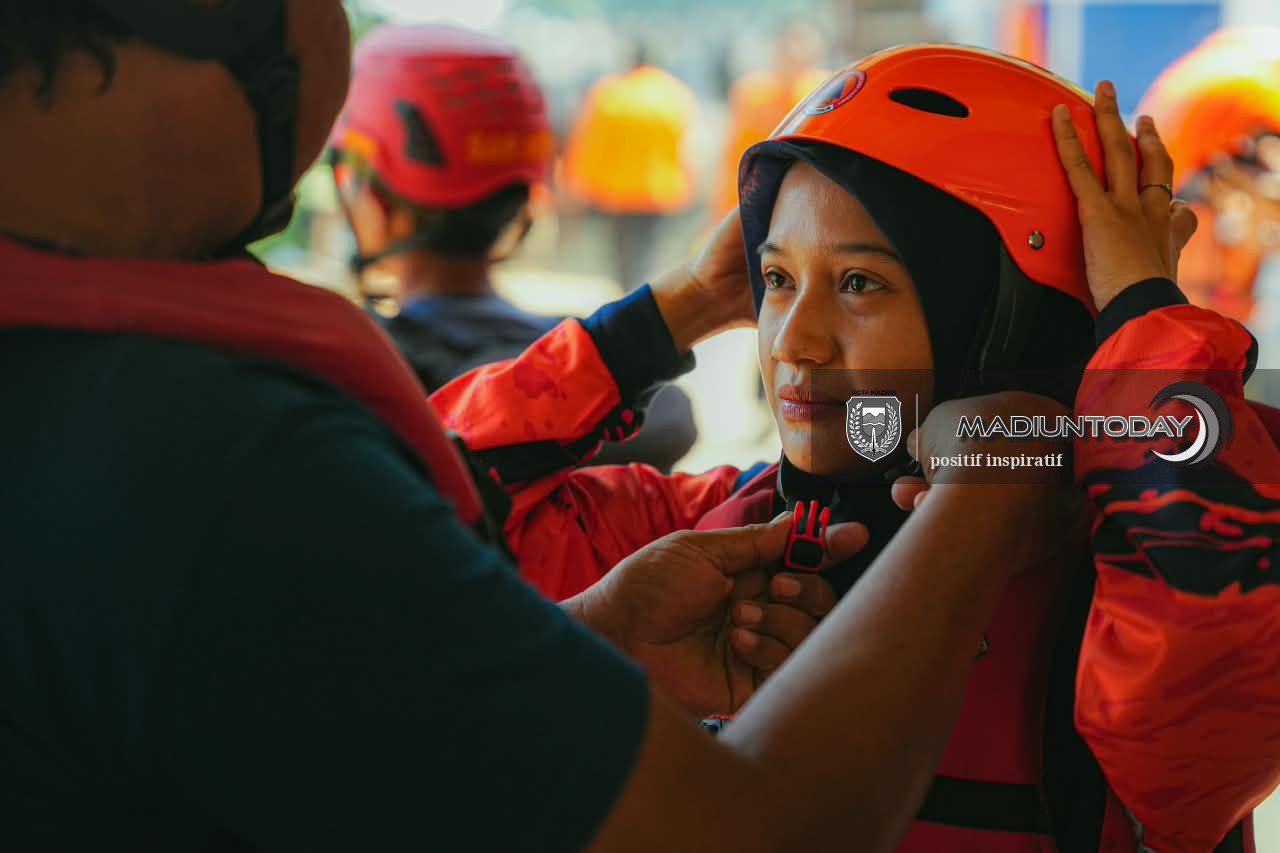 Foto 4 dari 19: Mendayungpun Ada Aturannya, Serunya Pelatihan Water Rescue di Kali Bantaran