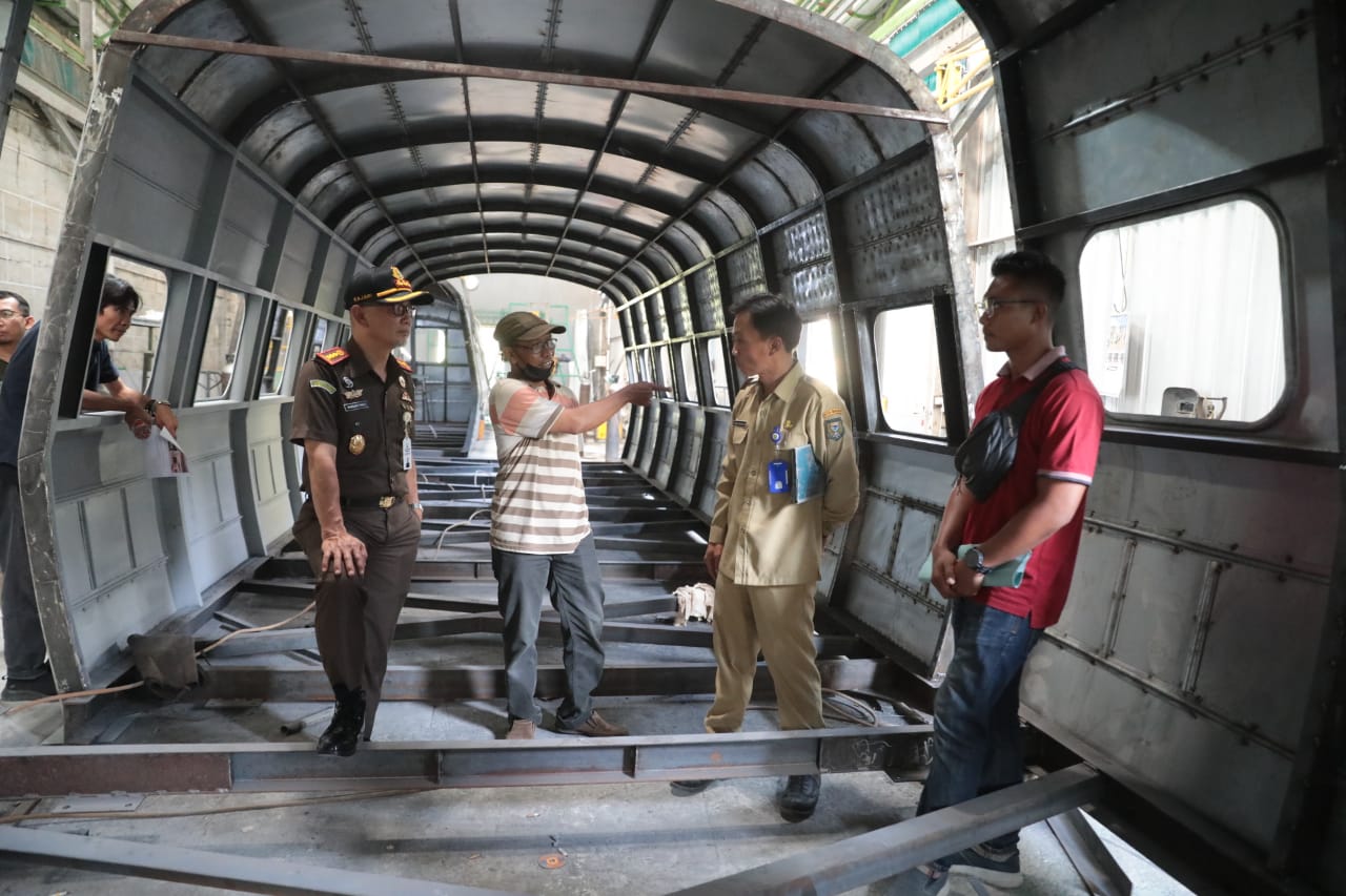 Foto 6 dari 10: Pastikan Pembuatan Replika Kereta Cepat Sesuai Jadwal, PUPR-TPH Sambangi Bengkel Pembuatan di Saradan