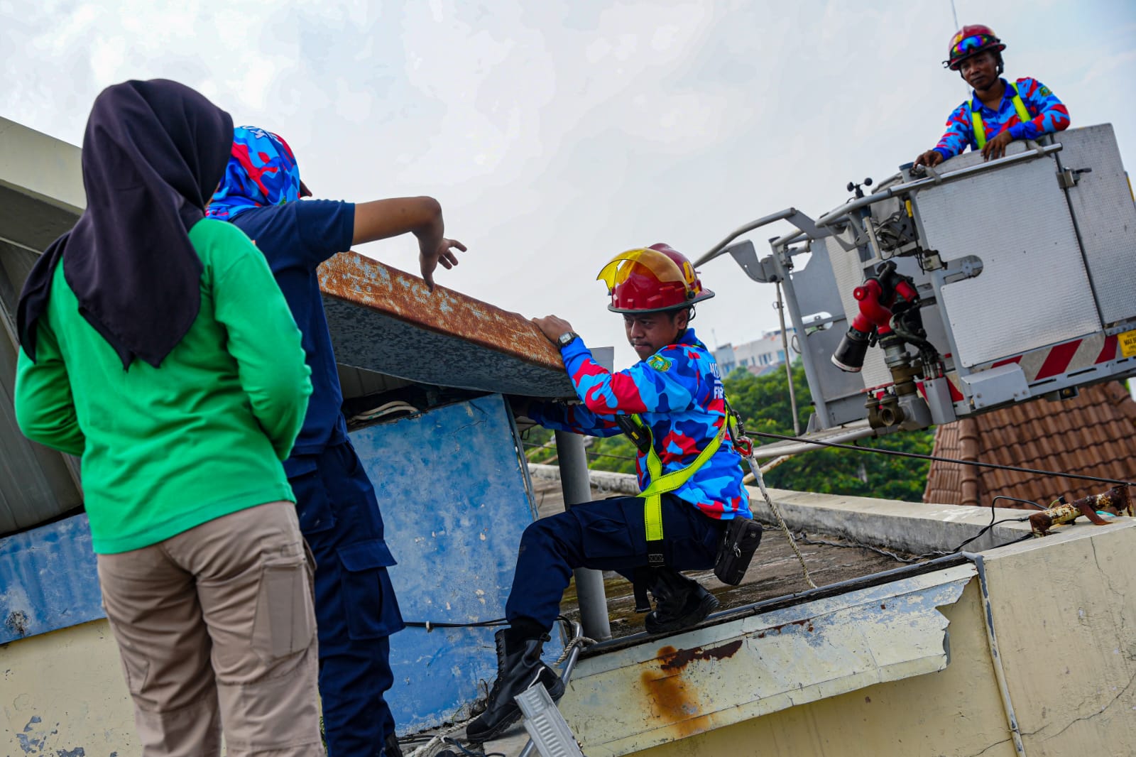Foto 6 dari 9: Tingkatkan Keterampilan Pemadaman Kebakaran, Satpol PP-Damkar Gelar Pelatihan Bersama BPBD, PMI, Dan Linmas