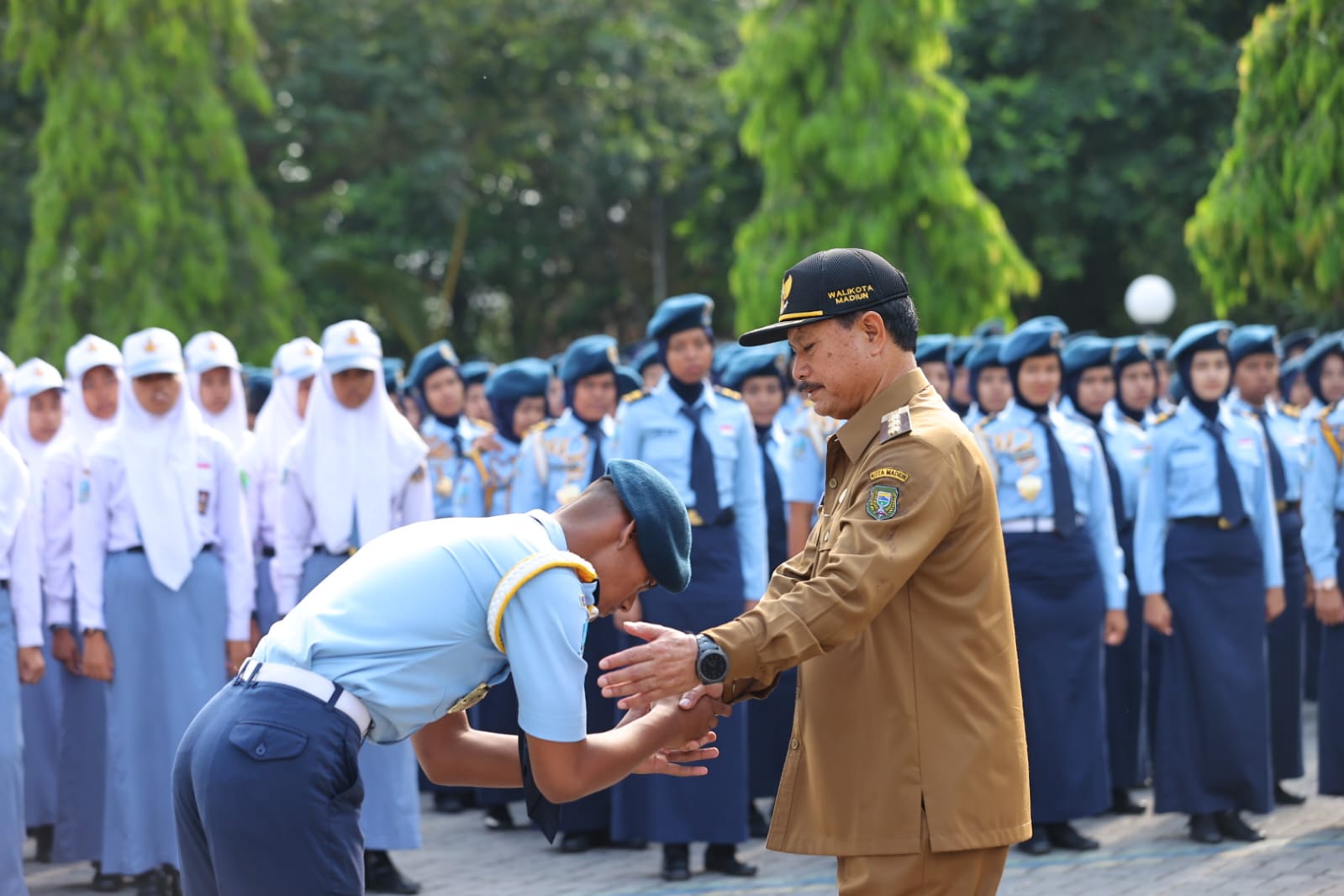 Foto 6 dari 9: Jadi Pembina Upacara di SMAN 3 Taruna Angkasa, Wali Kota: Pelajar Jangan Sampai Jadi Korban Perubahan