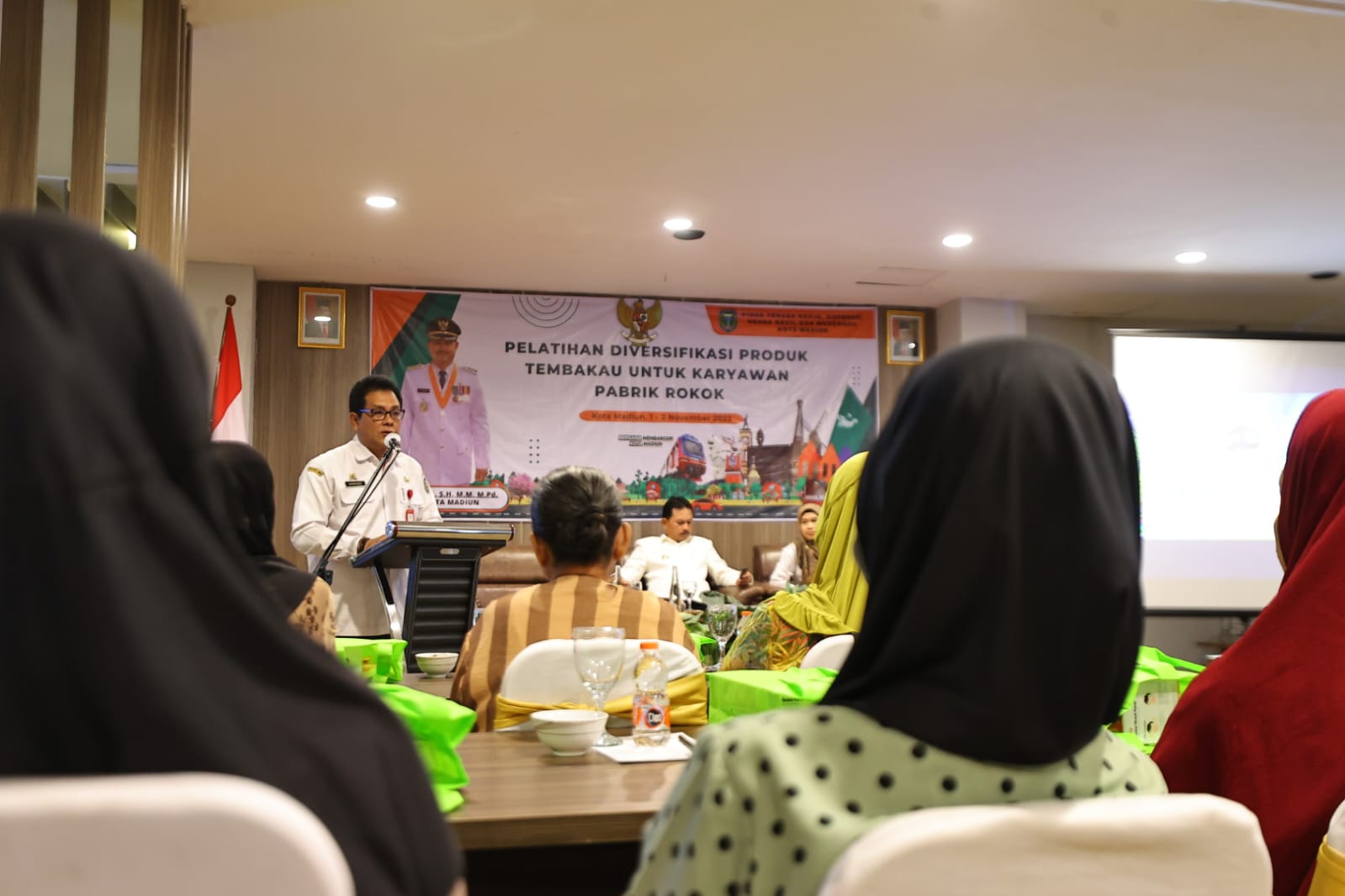 Foto 4 dari 5: Buka Pelatihan Diversifikasi Produk Tembakau Untuk Karyawan Pabrik Rokok, Wali Kota Harap Dapat Tingkatkan Kesejahteraan Warga