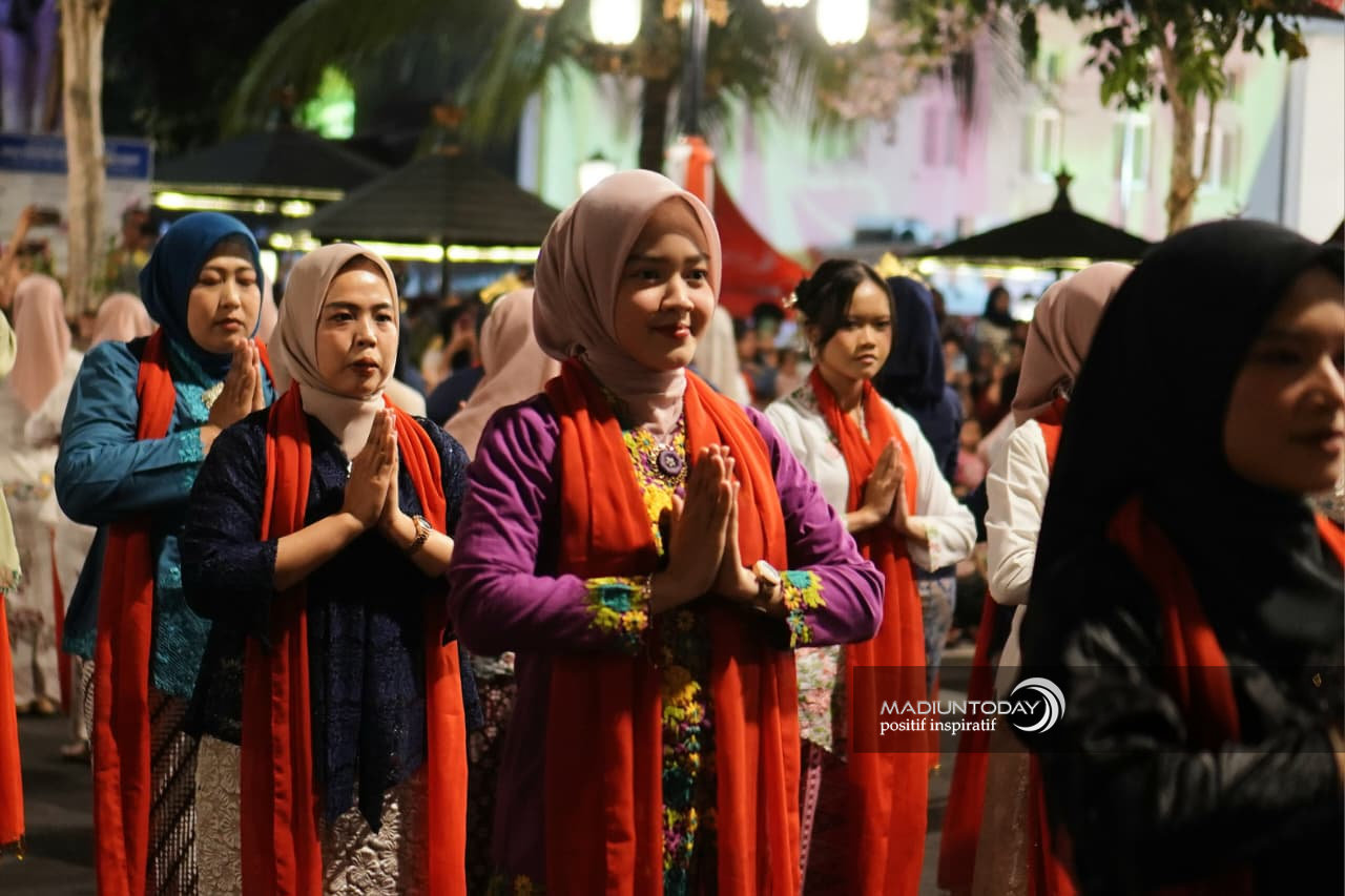 Foto 13 dari 29: 5.000 Peserta Madiun Menari Ukir Sejarah Kota, Sekaligus Jadi Bukti Cinta Masyarakat Untuk Daerahnya