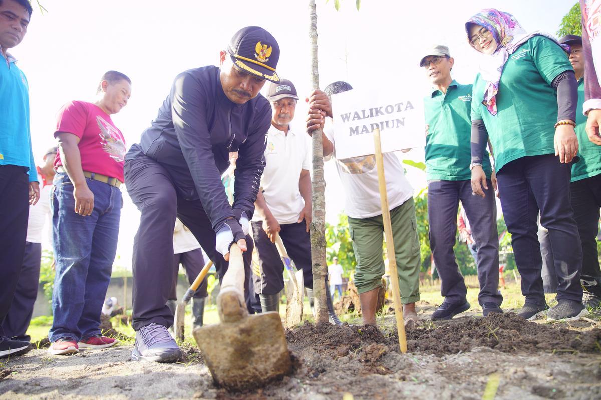 Sembari Gowes, Wali Kota Maidi Tanam Bibit di Lahan KP2L