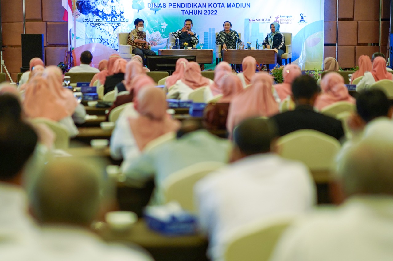 Foto 4 dari 10: Jadi Narasumber Seminar RUU Sisdiknas, Wali Kota Harap Peningkatan Kompetensi Guru