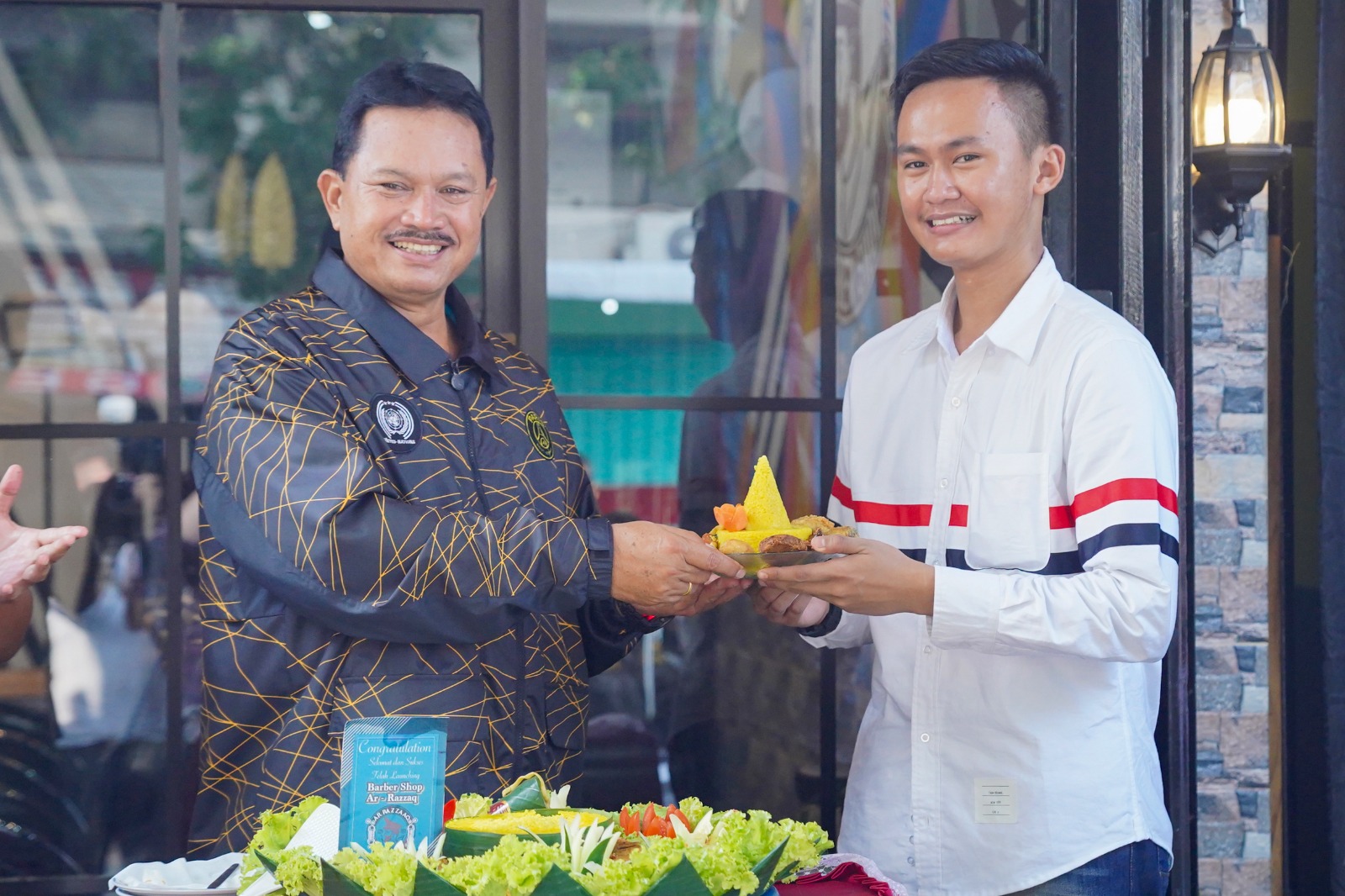 Foto 3 dari 10: Hadiri Pembukaan Barbershop, Wali Kota Pelaku Usaha Ramaikan Ekonomi Kota