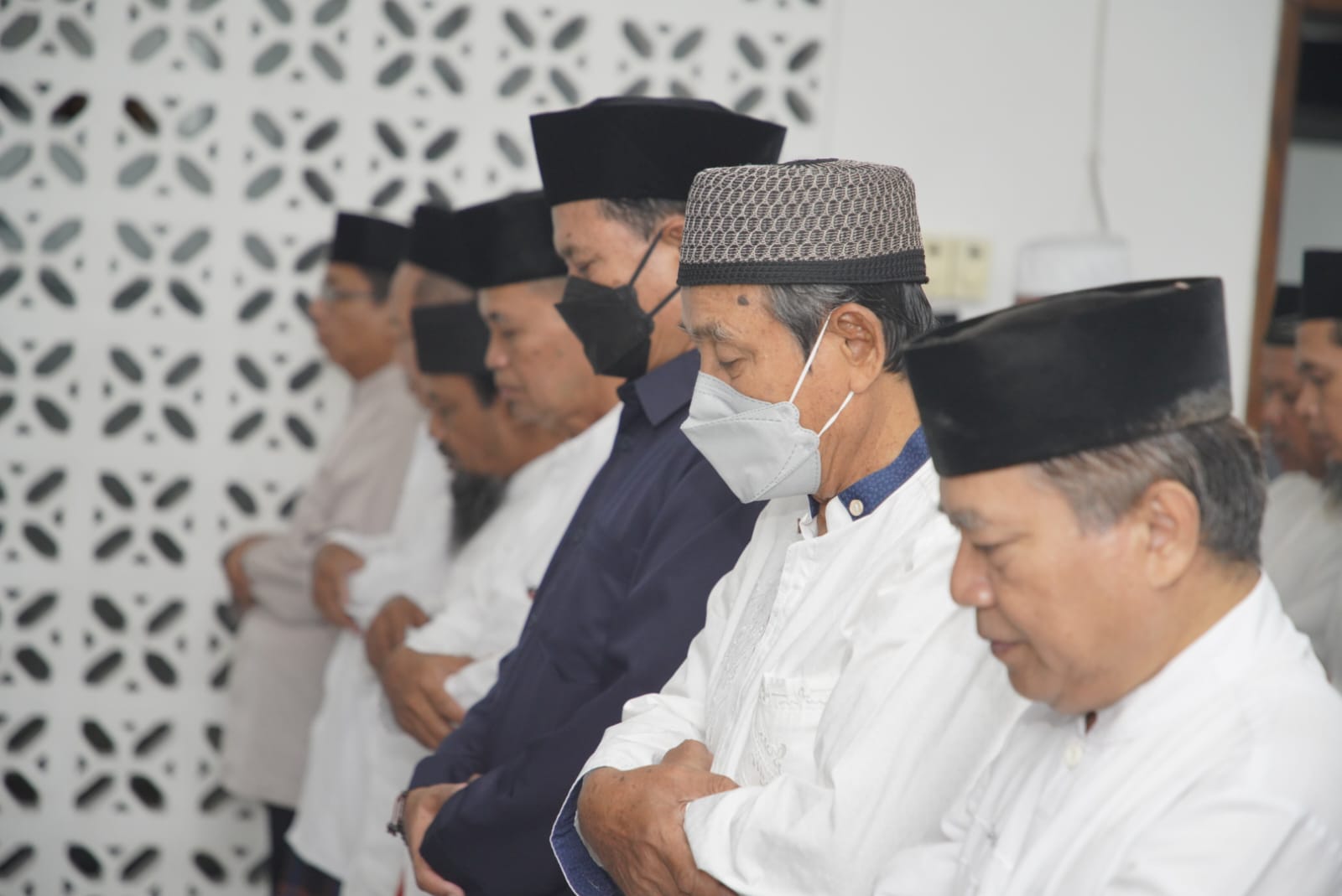 Foto 3 dari 10: Shalat Berjamaah Di Masjid Abu Bakar, Wali Kota Imbau Warga Ikut Jaga Kondusifitas Jelang Lebaran