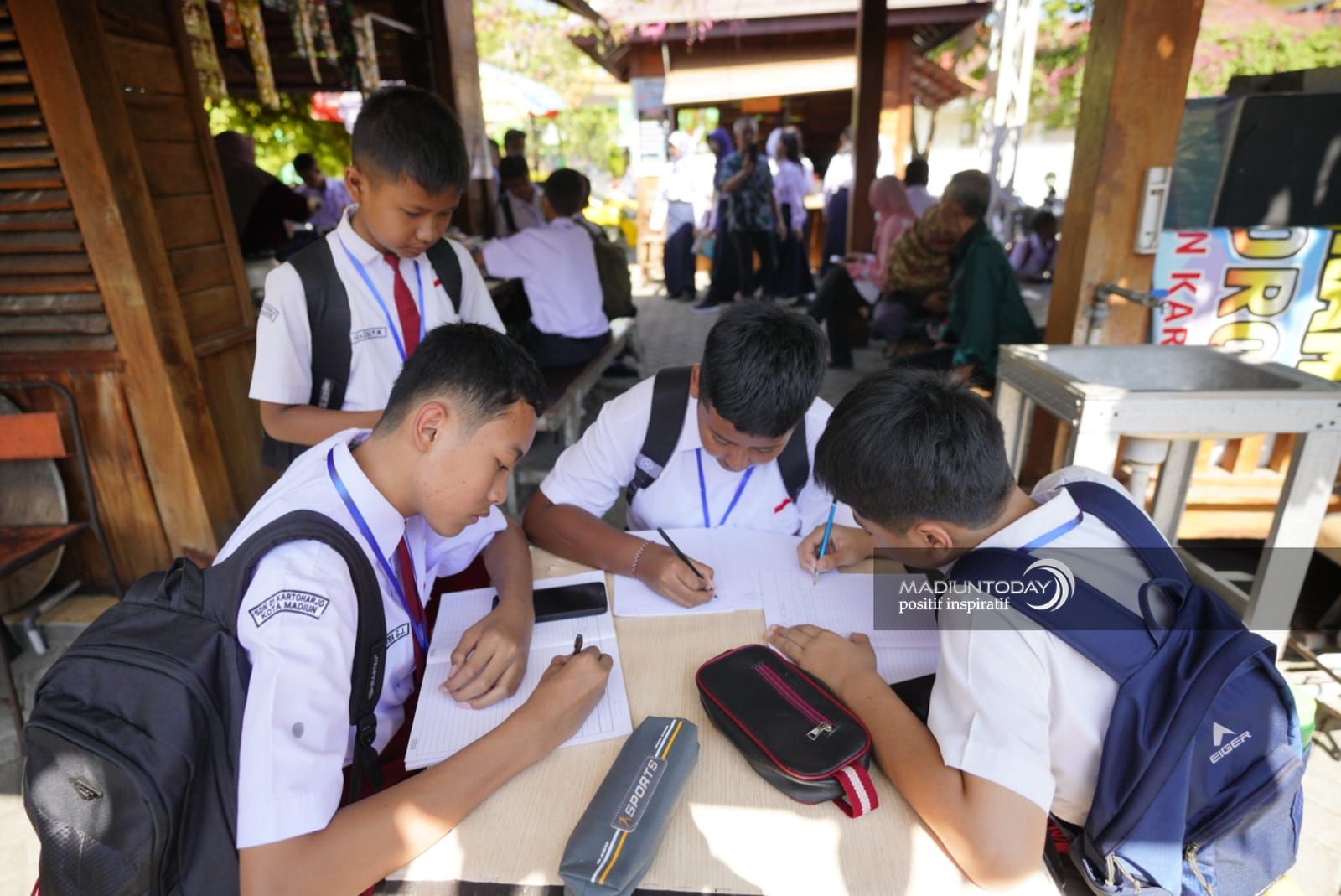 Foto 9 dari 9: Tak Hanya Lingkungan Sekolah, MPLS SMPN 1 Juga Kenalkan Lapak UMKM Kota Pendekar