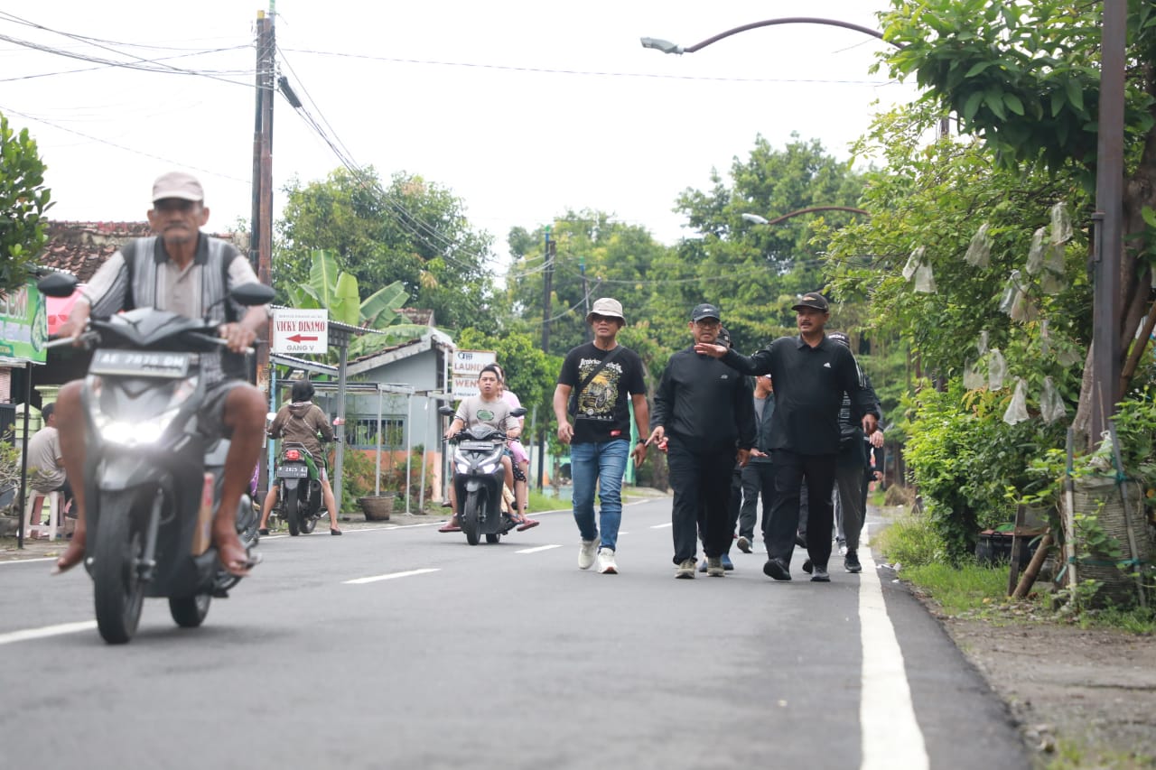 Foto 5 dari 12: Tak Hanya Tinjau Saluran, Wali Kota Juga Borong Makanan untuk Dibagikan