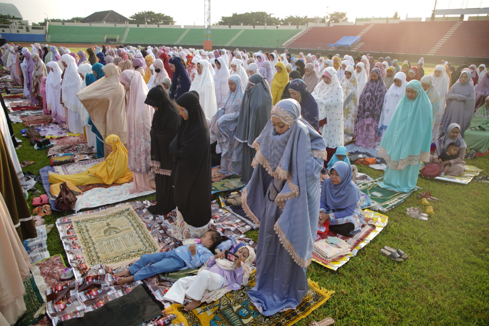 Foto 10 dari 10: Potret Khusyuk Salat Idul Fitri Jamaah Muhammadiyah di Berbagai Sudut Kota