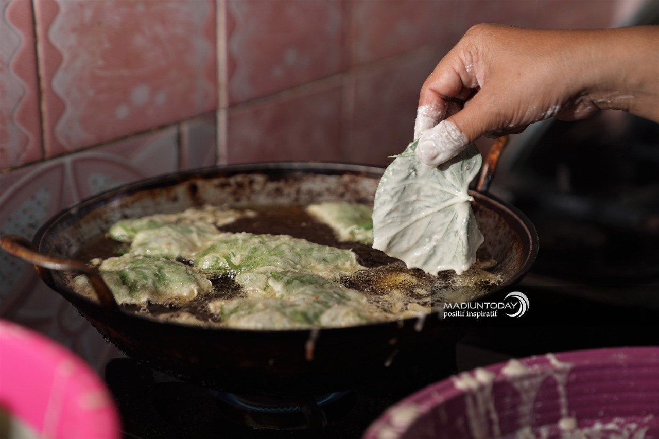 Foto 3 dari 6: Mencicipi Gurihnya Keripik Daun Ubi Jalar, Kaya Manfaat Hingga Hasilkan Pundi-Pundi Rupiah