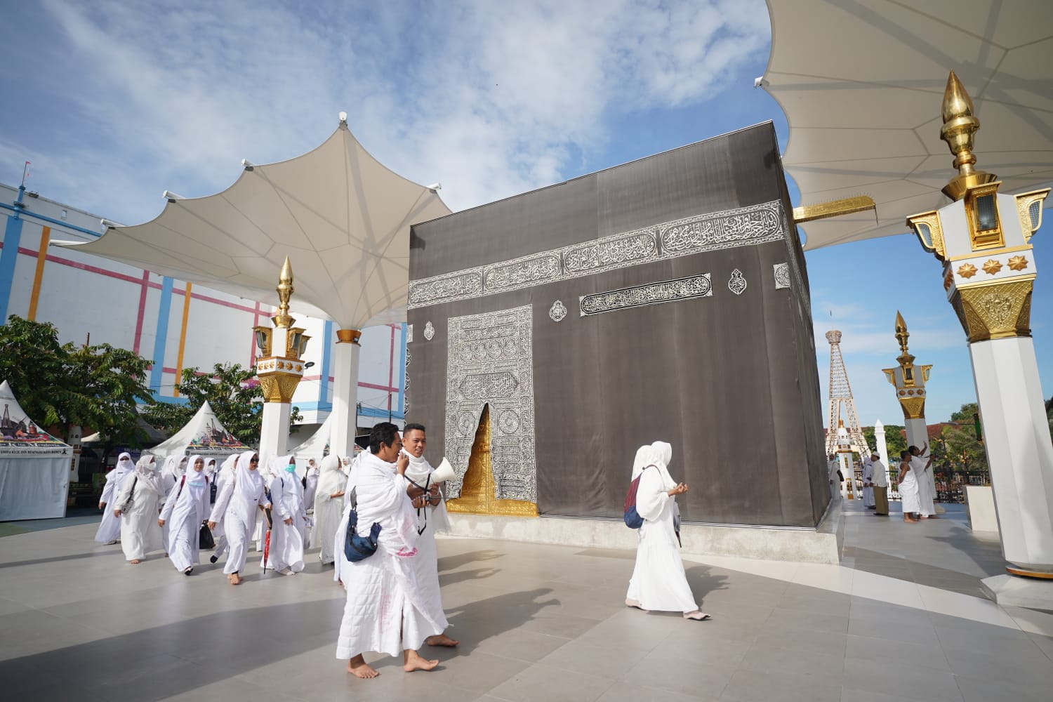 Foto 2 dari 10: Tak Hanya Anak Sekolah, Kasek, Guru, dan Pengawas Juga Laksanakan Manasik Umrah