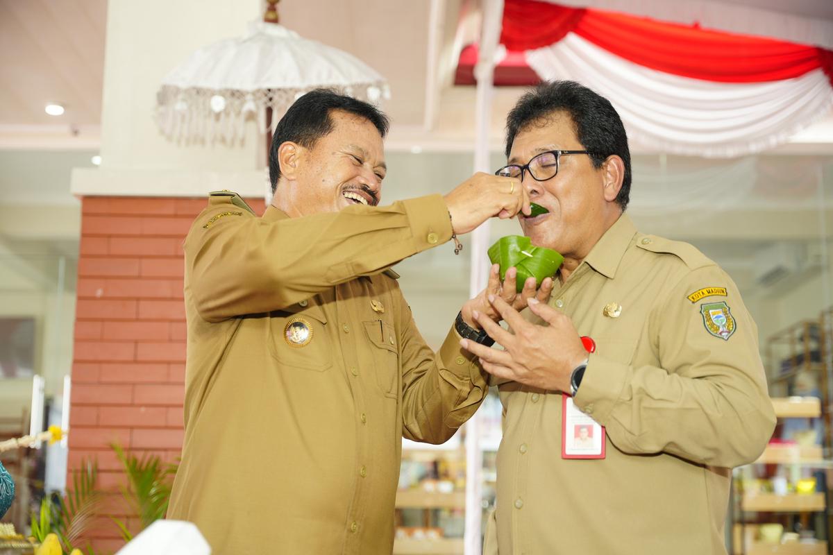 Foto 3 dari 8: Resmikan Gedung Dekranasda, Wali Kota Berharap Bawa Kemajuan untuk UMKM Kota Pendekar