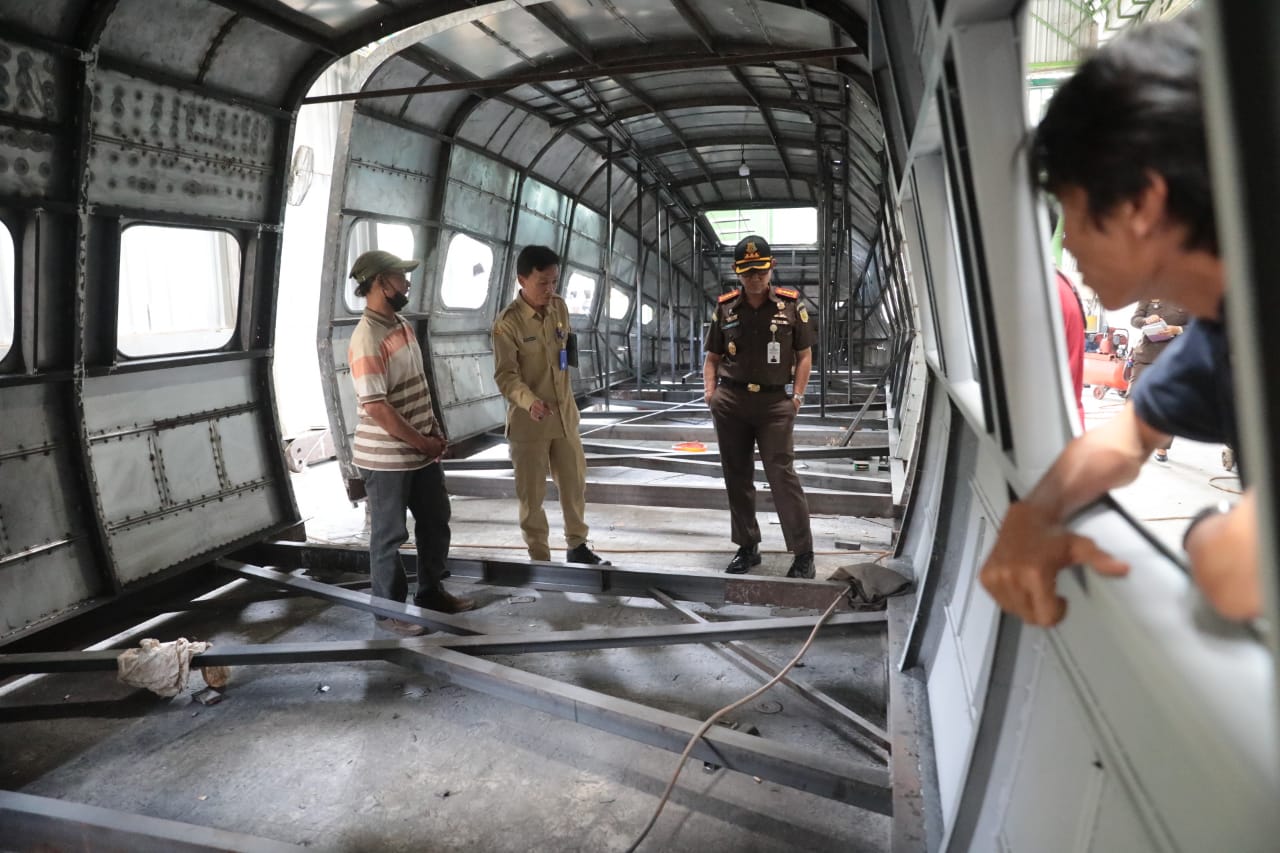 Foto 5 dari 10: Pastikan Pembuatan Replika Kereta Cepat Sesuai Jadwal, PUPR-TPH Sambangi Bengkel Pembuatan di Saradan