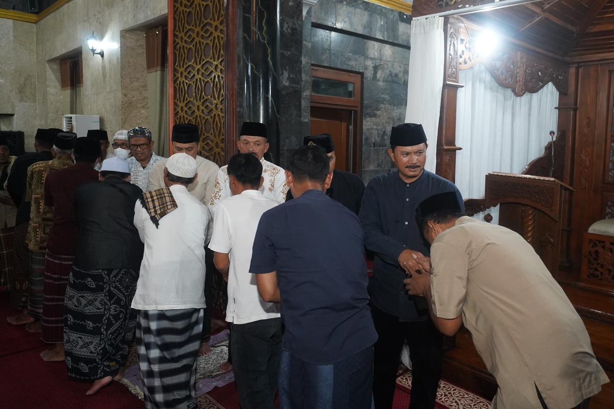 Foto 3 dari 9: Salat Isya dan Tarawih di Masjid Agung Baitul Hakim, Wali Kota: Jadikan Ramadan Sebagai Momentum Tingkatkan Ibadah