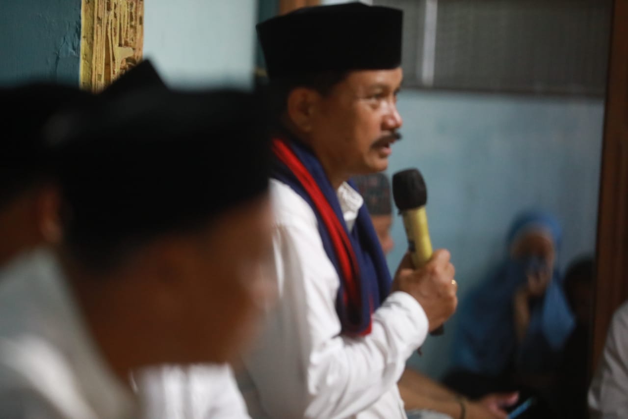 Foto 3 dari 11: Salat Isya di Masjid At Thoilah, Wali Kota Salurkan Bantuan Masjid Hingga Rp 40 Juta