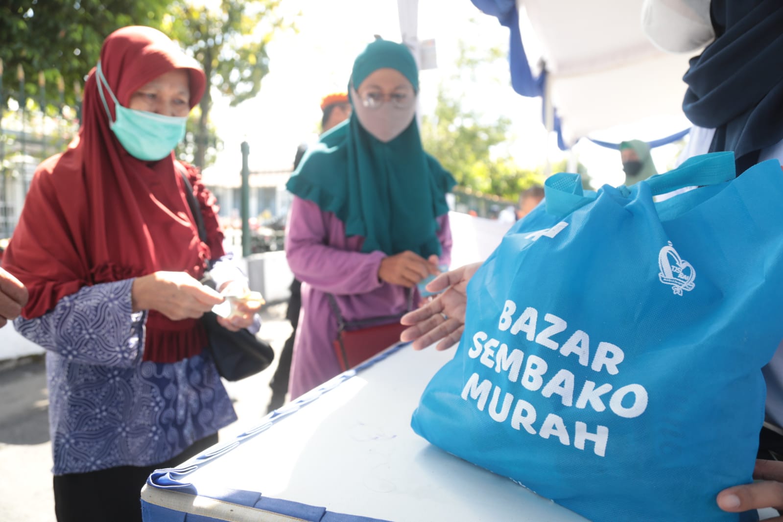 Foto 7 dari 8: PT KAI Daop 7 Gelar Bazar Murah, Cukup Bayar Rp 25 Ribu Bisa Dapat Paket Senilai Rp 75 Ribu