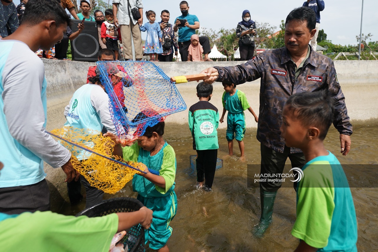 Foto 8 dari 8: Keceriaan Siswa Menangkap Ikan Bersama Wali Kota