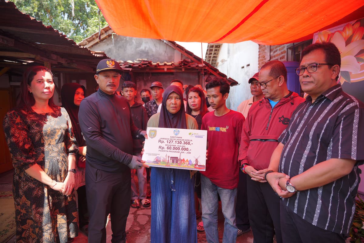 Foto utama berita: Implementasi Perda 7/2023, Wali Kota Beri Santunan Bagi Tenaga Upahan Yang Meninggal Dunia Lewat Program JKK-JKM
