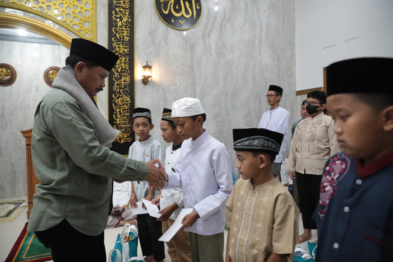 Foto 9 dari 11: Salat Isya di Masjid Al-A’raaf Janursari Kelurahan Manisrejo, Wali Kota Salurkan Bantuan Sekaligus Sampaikan Progres Pembangunan