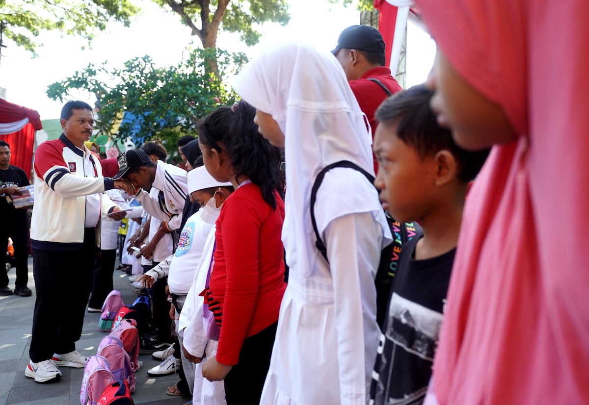 Foto 4 dari 9: Ribuan Warga Ikut Ramaikan Jalan Sehat Bersama Wali Kota Dr. Maidi
