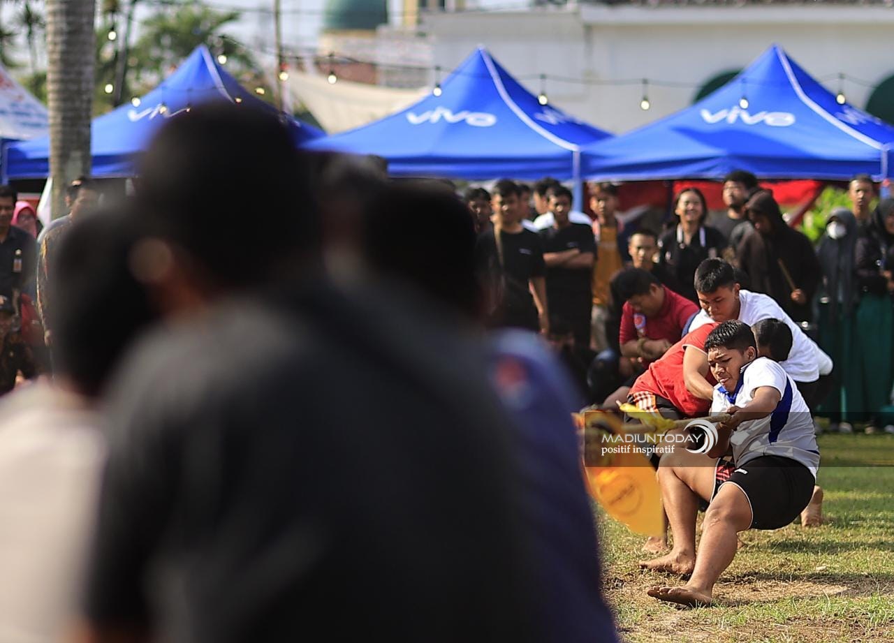 Tarik Tambang Antar Siswa