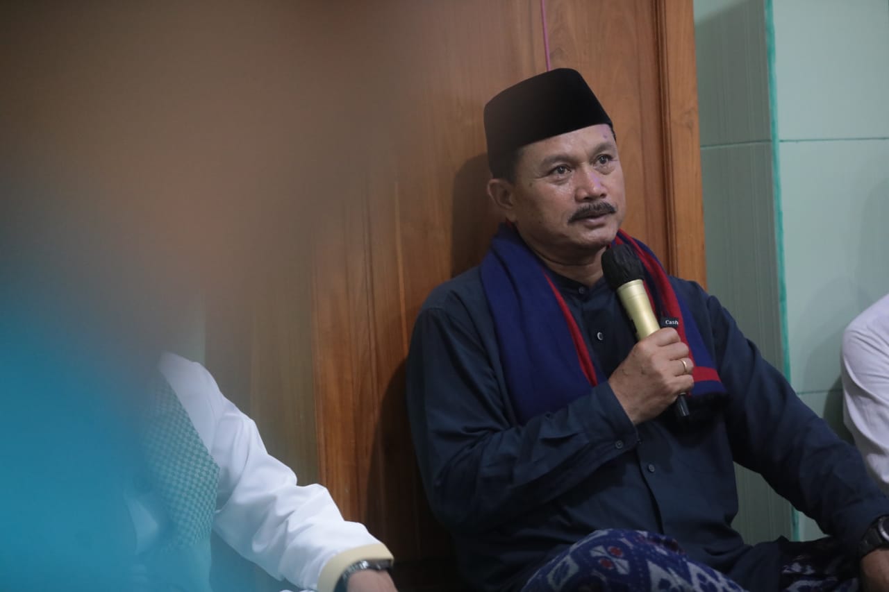 Foto 3 dari 15: Masjid Suhud Rohman Dapat Bantuan Rp 25 Juta, Jamaah Juga dapat Bantuan Sembako, Minyak, dan Santunan