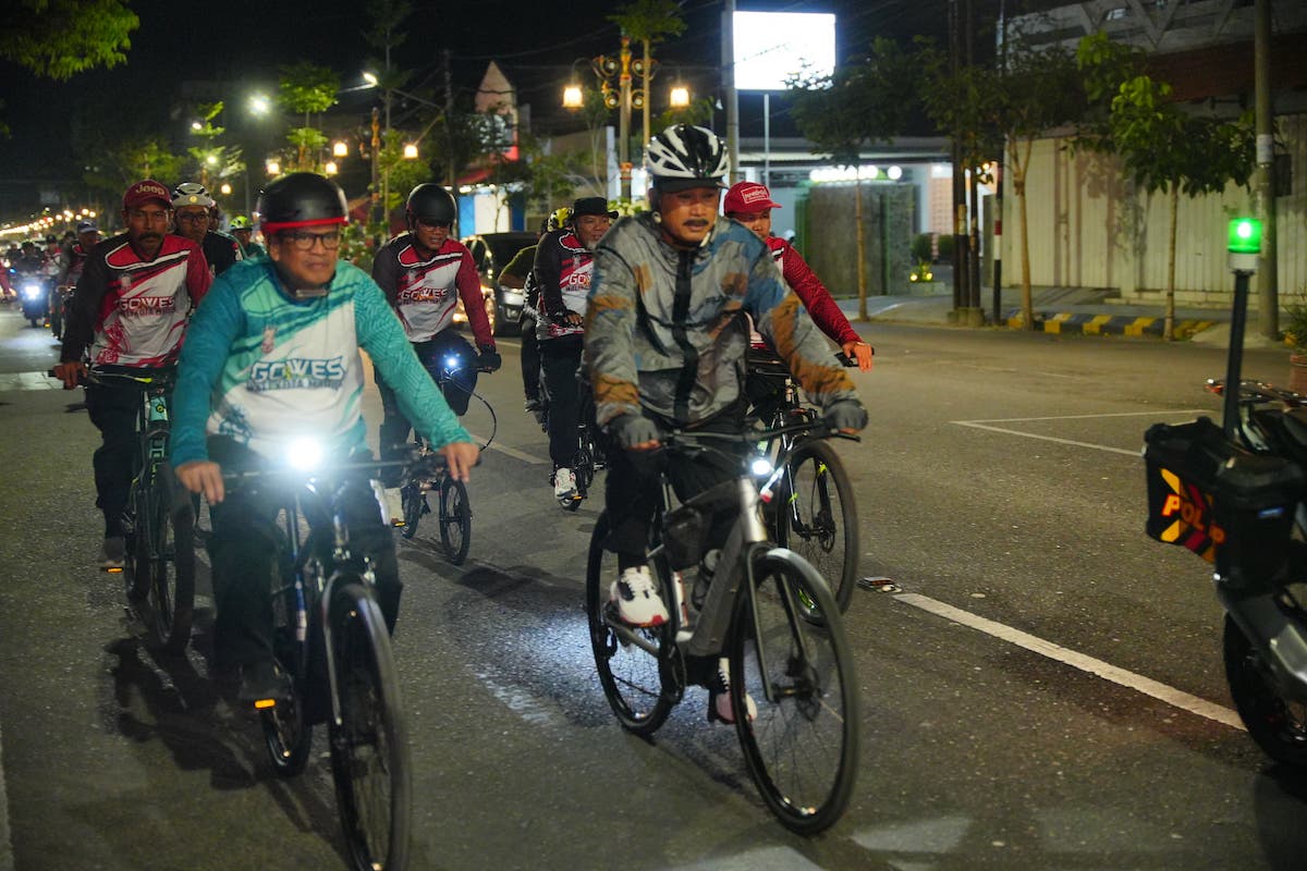 Foto 1 dari 8: Buka Event Gowes Malam, Wali Kota Ajak Masyarakat Jaga Kesehatan