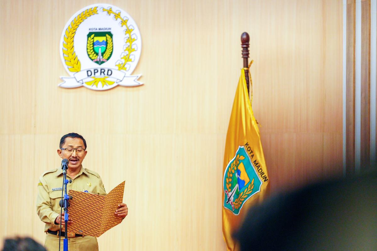 Foto 8 dari 8: Capai Rp 2 Triliun Lebih, Pj. Wali Kota Sampaikan Nota Keuangan Atas Raperda Kota Madiun Tentang APBD 2025