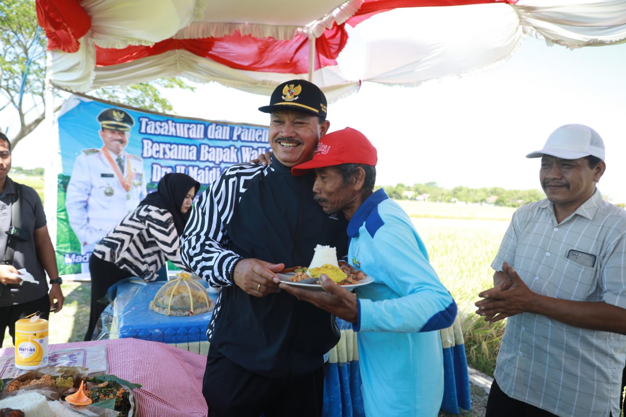 Foto 2 dari 11: Wali Kota Maidi Apresiasi Panen Raya Kelompok Tani Mardi Bogo Kelurahan Tawangrejo