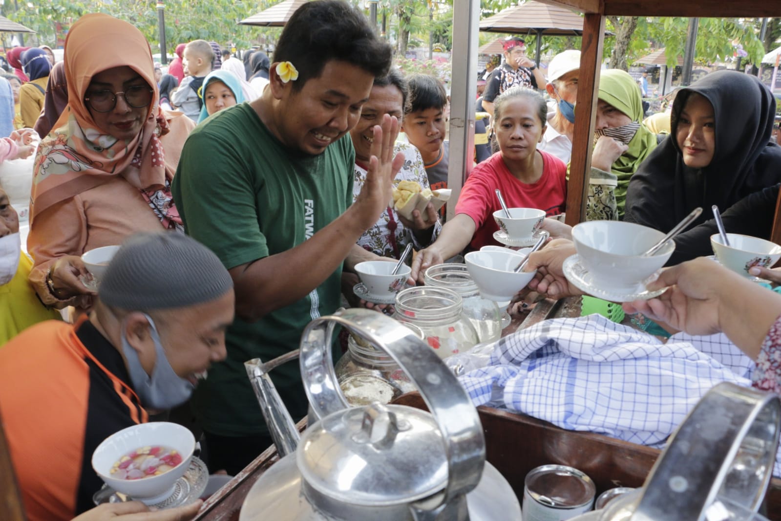 Foto 5 dari 10: Antusias Tinggi, 30 Ribu Lebih Makanan dan Jajanan Habis Tak Ada Satu Jam