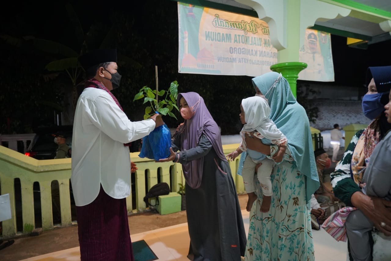 Foto 3 dari 10: Salat Isya di Masjid Al Mubarok, Wali Kota Bagikan Bibit Tanaman untuk Kemandirian Pangan
