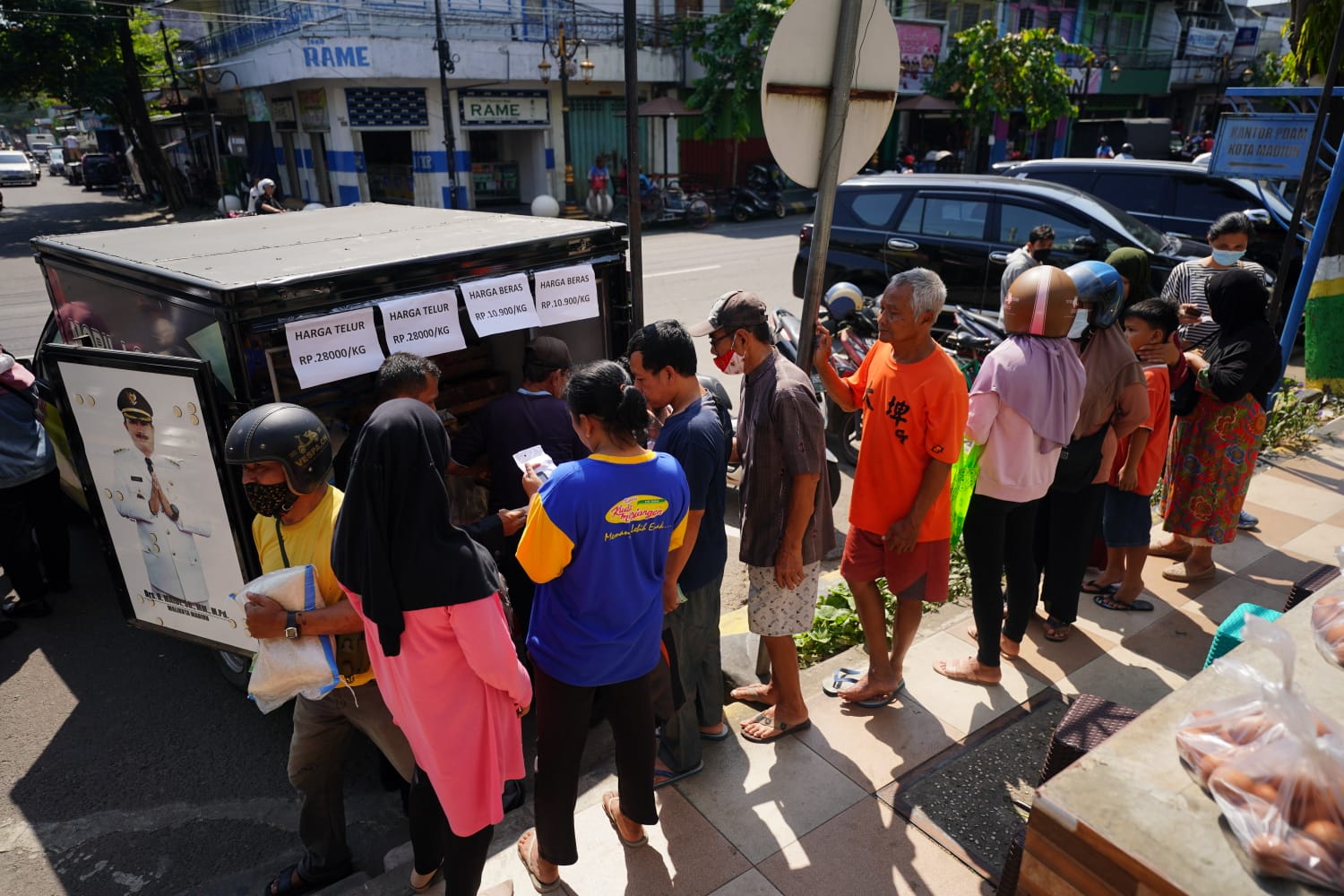 Foto 2 dari 10: Bersama Disdag, PPI Siapkan 500 Kilogram Beras Selama Gelar Operasi Pasar