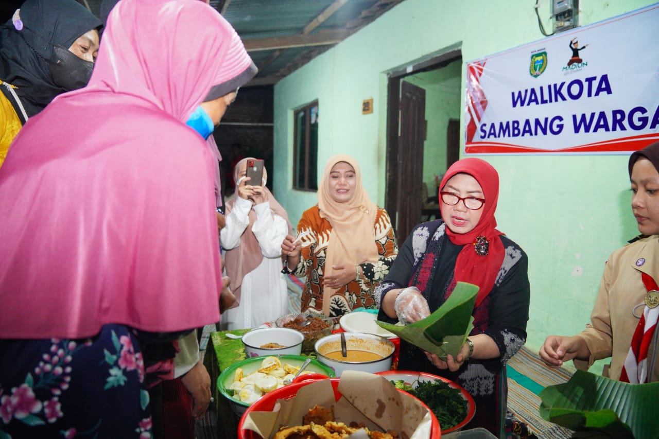 Foto 9 dari 14: Gelar Kegiatan Bersama Warga, Wali Kota Sampaikan Santunan Untuk Warga