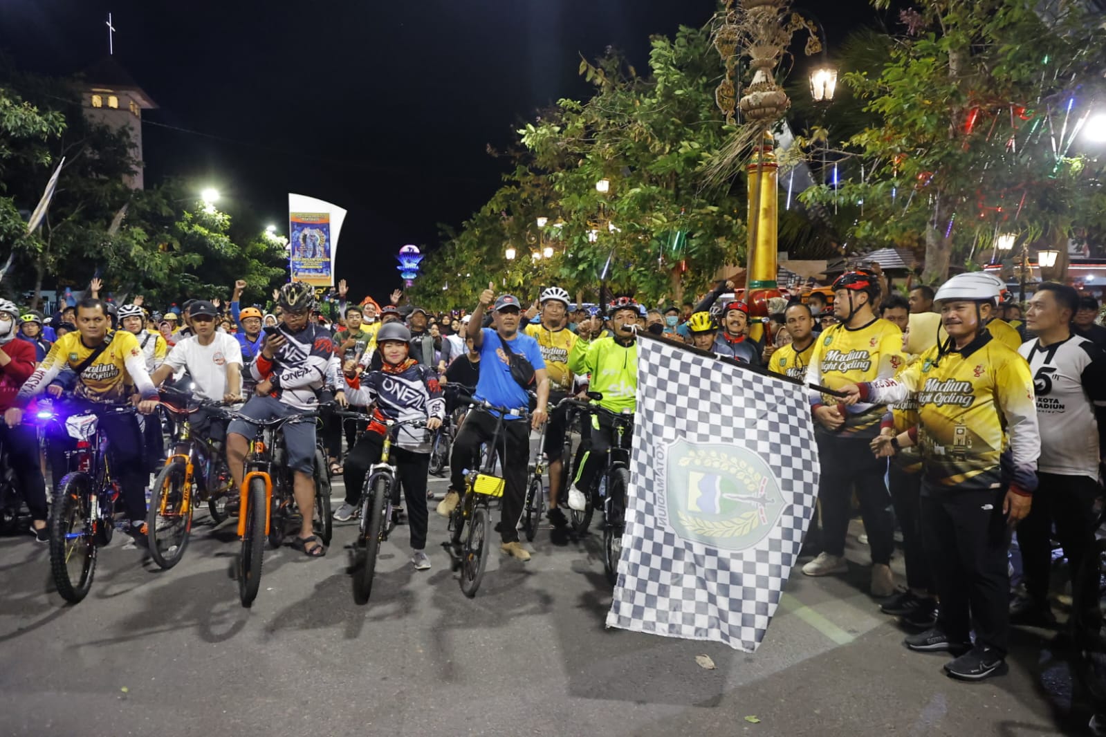 Foto utama berita: Gelaran Madiun Night Cycling Berlangsung Meriah, Diberangkatkan Wali Kota, Diikuti Ribuan Pesepeda