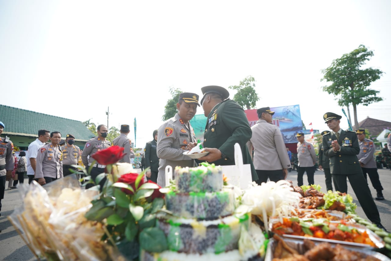 Foto 4 dari 11: Rayakan HUT Ke-77 TNI, Polisi Kota/Kabupaten Beri Kejutan Untuk Korem