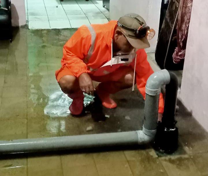 Foto 1 dari 5: Dua Jam Lebih Hujan Lebat, Sejumlah Titik di Kota Madiun Tergenang, Tapi Air Surut Cepat