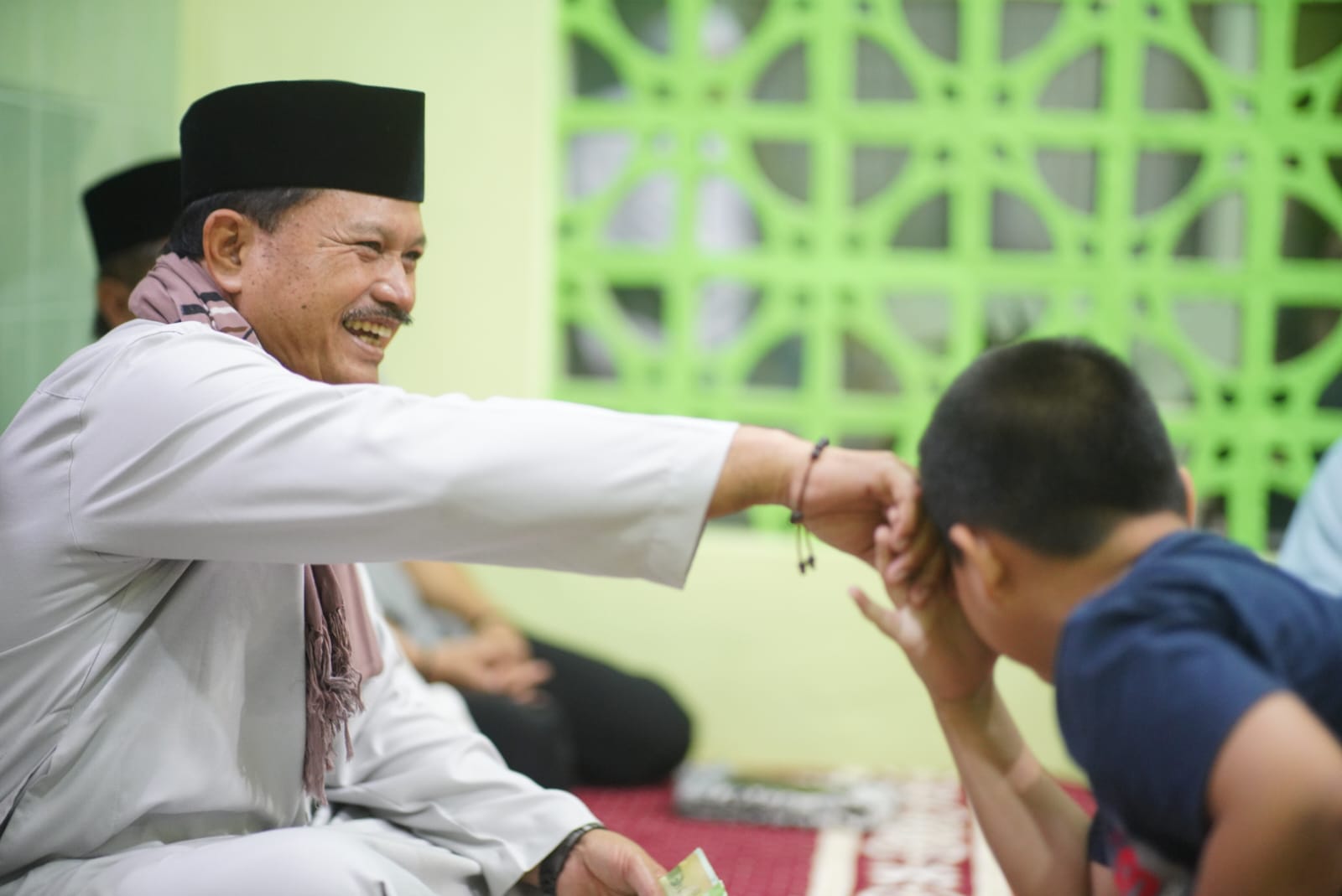 Foto 6 dari 10: Salat Isya di Masjid Al Falah, Wali Kota Juga Sampaikan Program Pembangunan Kepada Jemaah