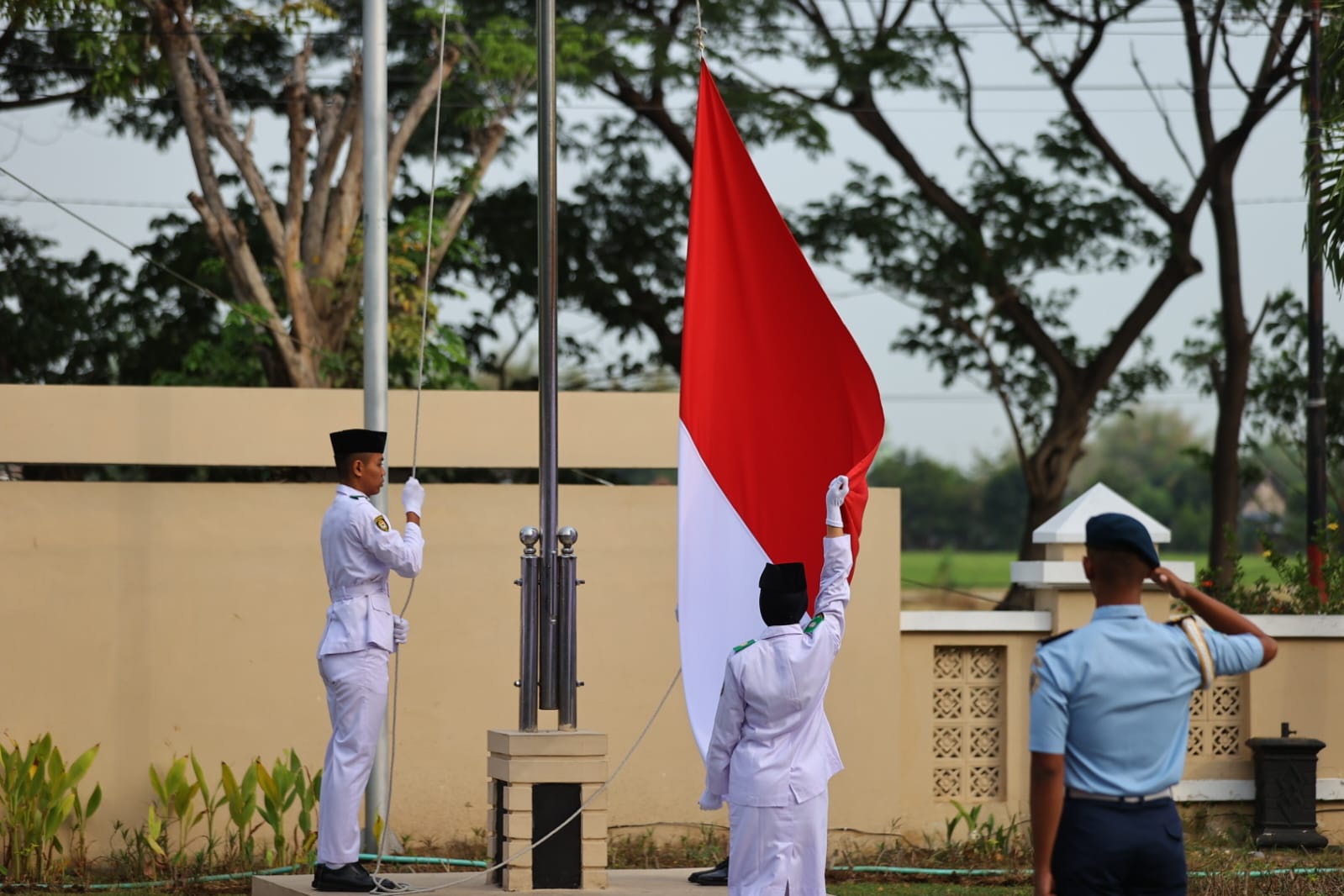Foto 4 dari 9: Jadi Pembina Upacara di SMAN 3 Taruna Angkasa, Wali Kota: Pelajar Jangan Sampai Jadi Korban Perubahan